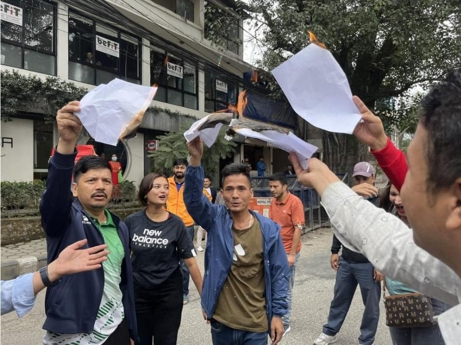 सहमतिको विरोधमा इन्जिनियरिङ अध्ययन संस्थानको परीक्षा शाखामा ताला, अखिलले जलायो सहमति–पत्र