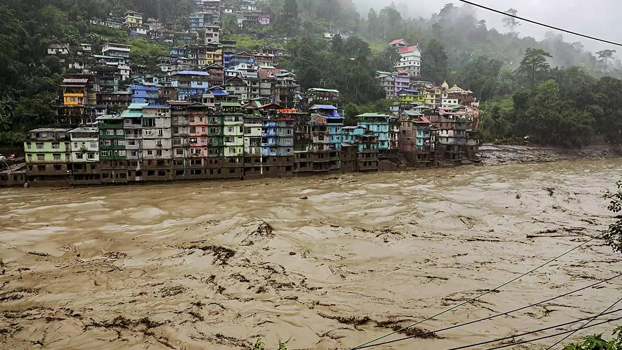 सिक्किमको टिष्टा नदीमा आएको बाढीमा १० जना नेपाली हराएको आशंका