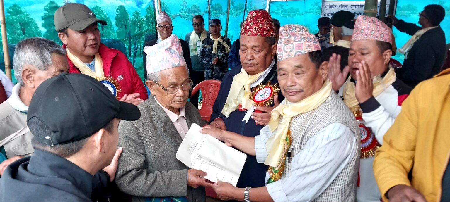 माङसेबुङ गाउँपालिकाका २ हजार ५ सय ८८ भूमिहीनलाई जग्गाको निस्सा वितरण