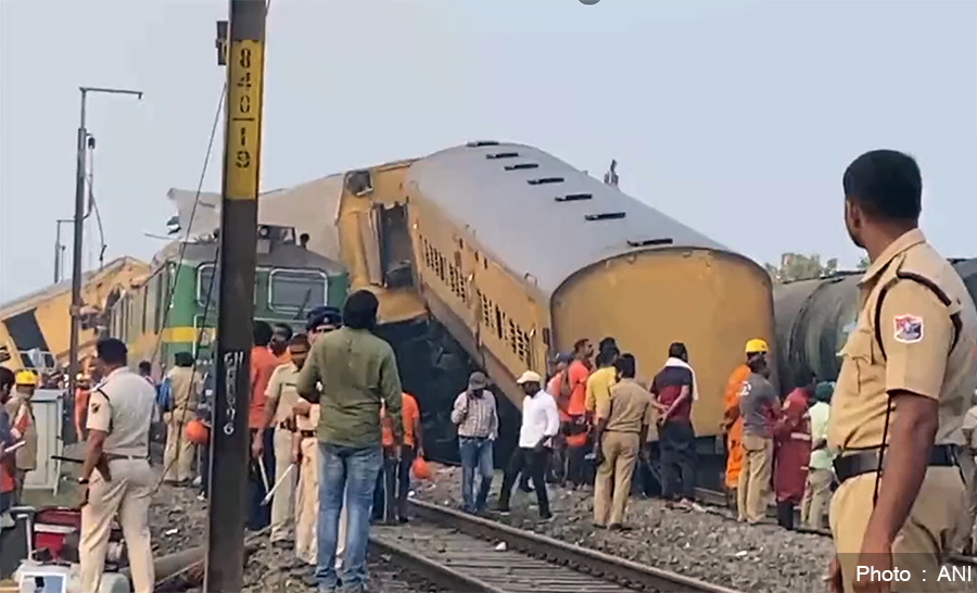 भारतको आन्ध्र प्रदेशमा रेल ठोक्किँदा १३ जनाको मृत्यु, ५० जना घाइते