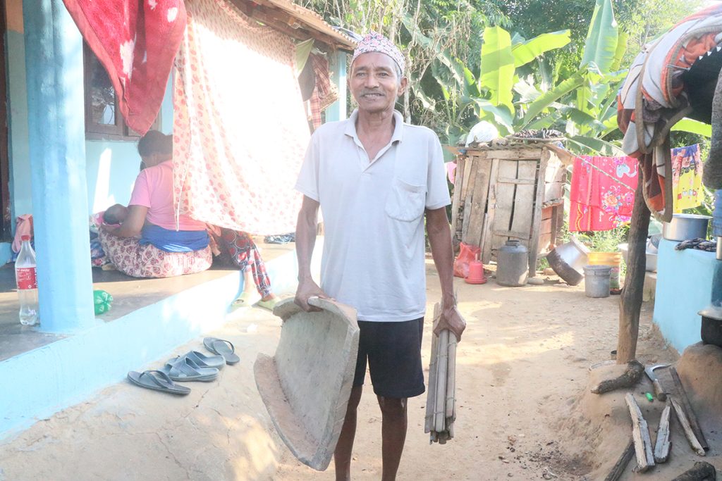 दशैं मनाउँदा लागेको ऋण तिर्न बोटे समुदय सुन खोज्न त्रिशूली किनारमा