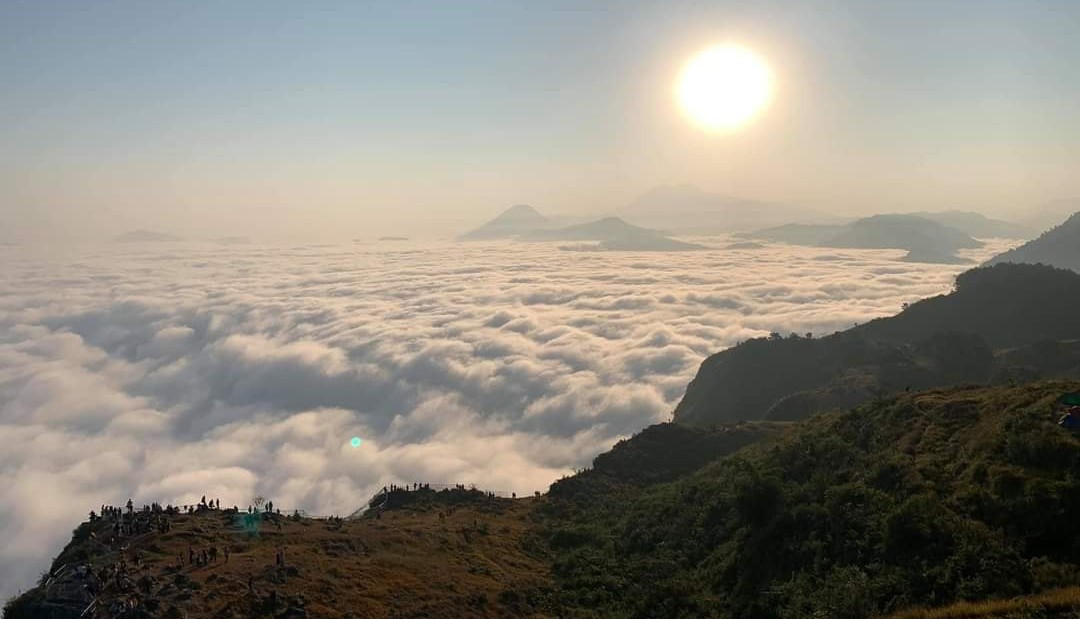सूर्याेदय र सूर्यास्त हेर्ने पर्यटक बढेपछि मानहुँकोटका होटल खचाखच