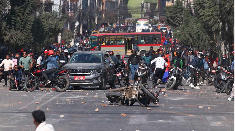युवासंघको बाईक र्यालीमाथी दुर्गा प्रसाईको कार्यकर्ताद्धारा ढुंगामुढा प्रहार