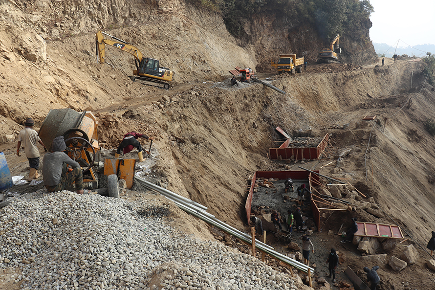 दमक चिसापानी सडक निर्माणमा ढिलासुस्ती भएको भन्दै ठेकेदार कम्पनी विरुद्व आक्रोसित माङसेबुङ अध्यक्ष हेमन्त राई