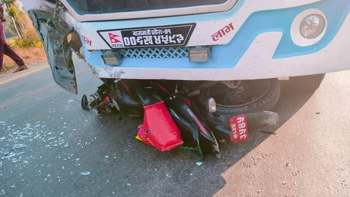 बसको ठक्करबाट मोटरसाइकलमा सवार २ जनाको मृत्यु