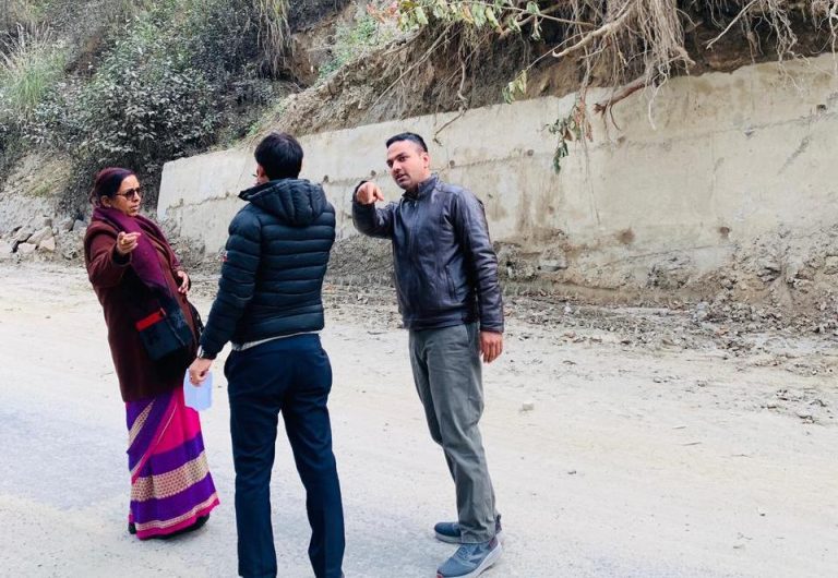 यातायात राज्यमन्त्री चपाईँद्वारा मध्यपहाडी लोकमार्ग र कोशी राजमार्गको स्थलगत अनुगमन