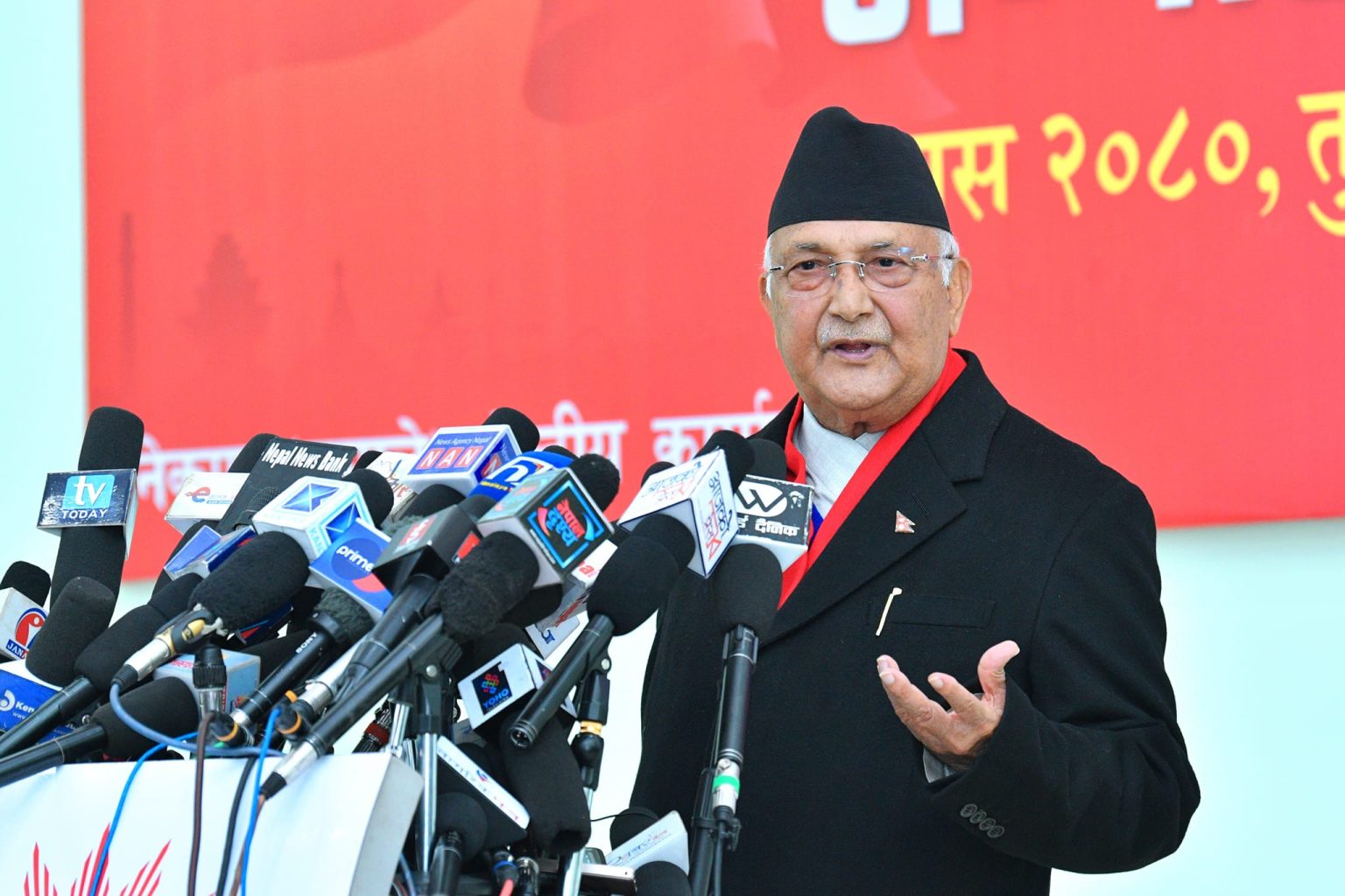 राजतन्त्र फर्काउँछु भन्ने सपना नदेख्न राजावादीलाई ओलीको चेतावनी