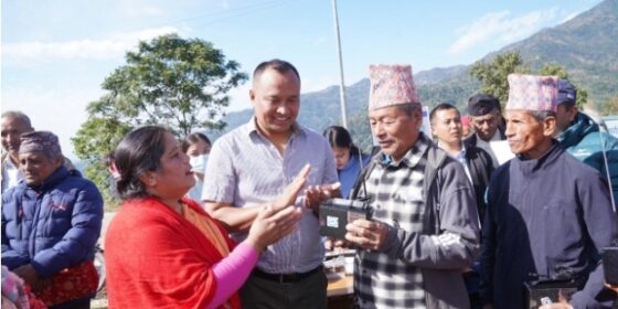 इलामको रोङ गाउँपालिकामा १६० वटा रेडियो वितरण