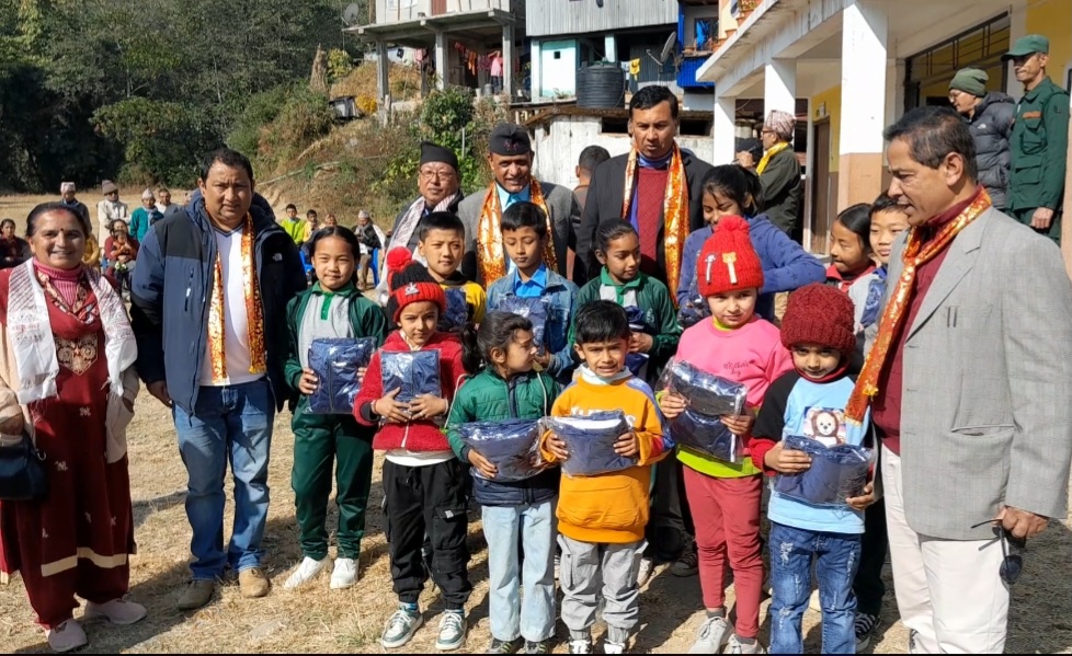 स्कूले बालबालिकालाई न्यानो कपडा वितरण गर्दै इलाम नगरपालिका