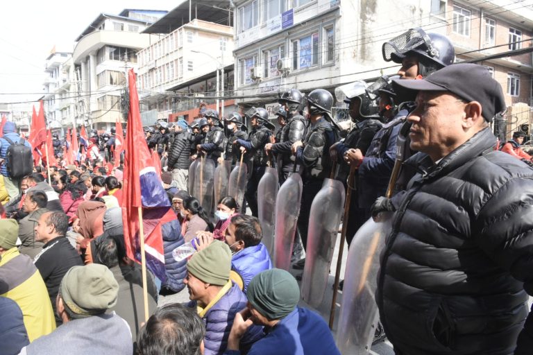 फुटपाथ व्यवसायीहरु आज पनि धर्नामा