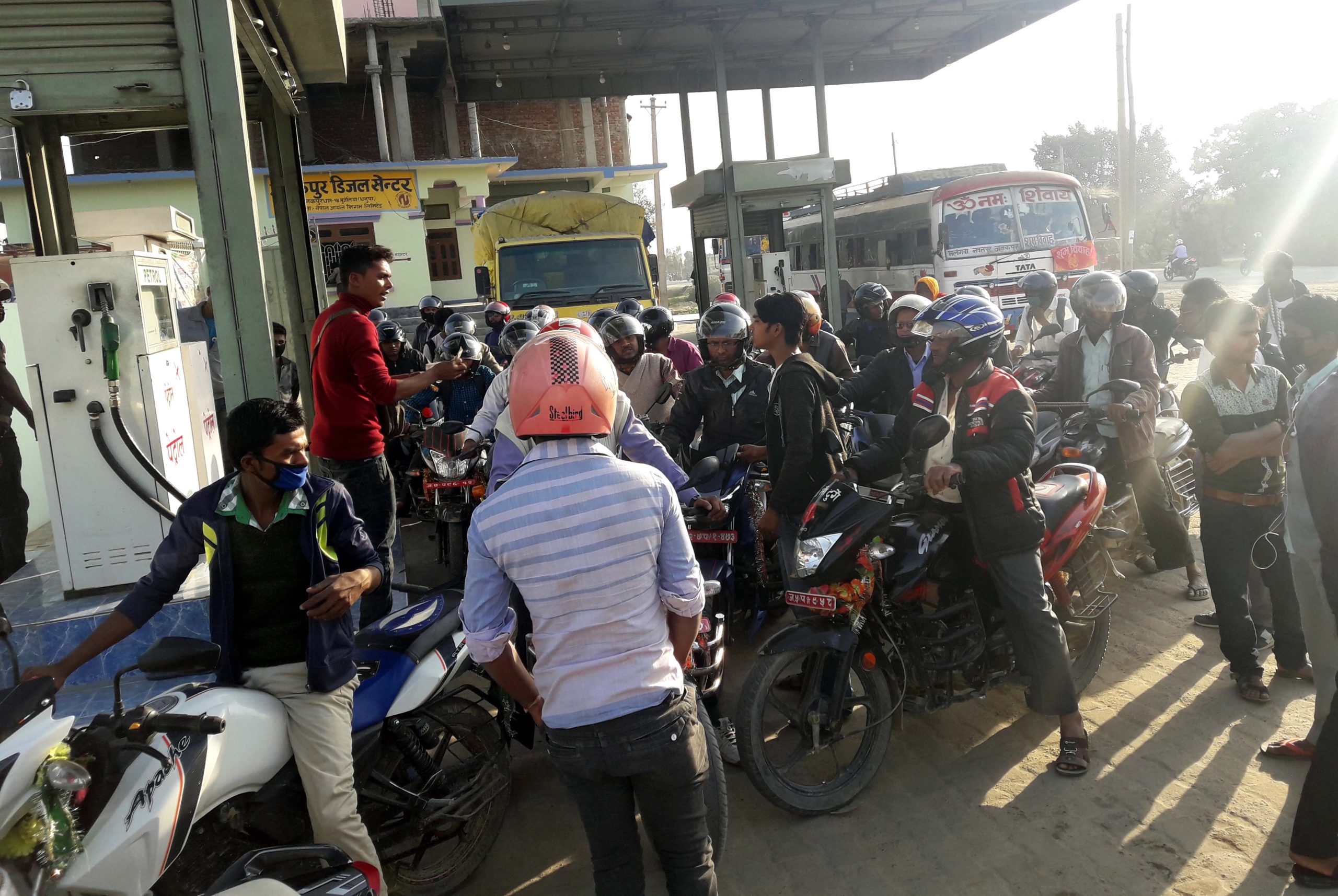 नेपालमा पेट्रोलियम पदार्थको खपत घट्दै