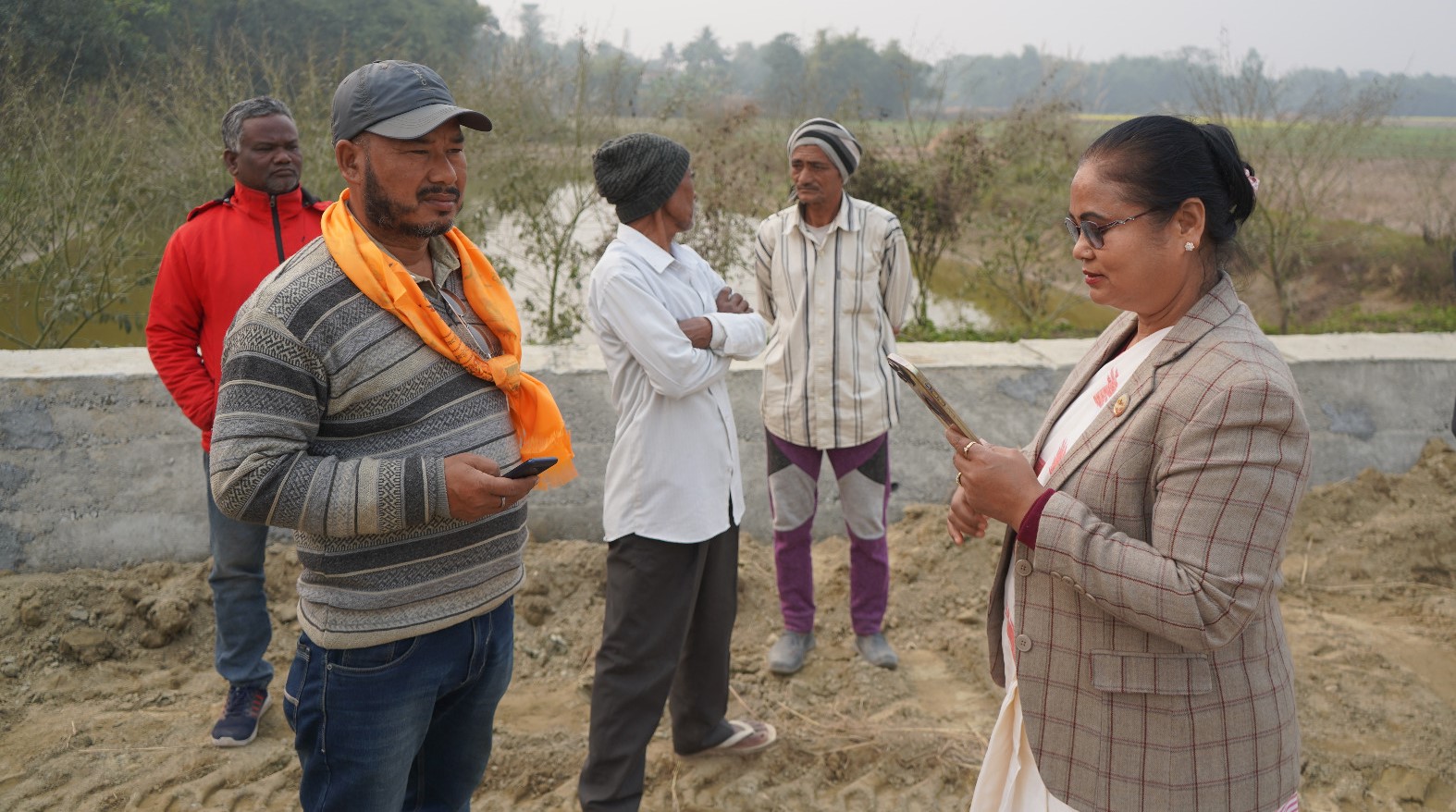 काम नगर्ने ठेकेदार खोज्दै सांसद चौधरी फिल्डमा