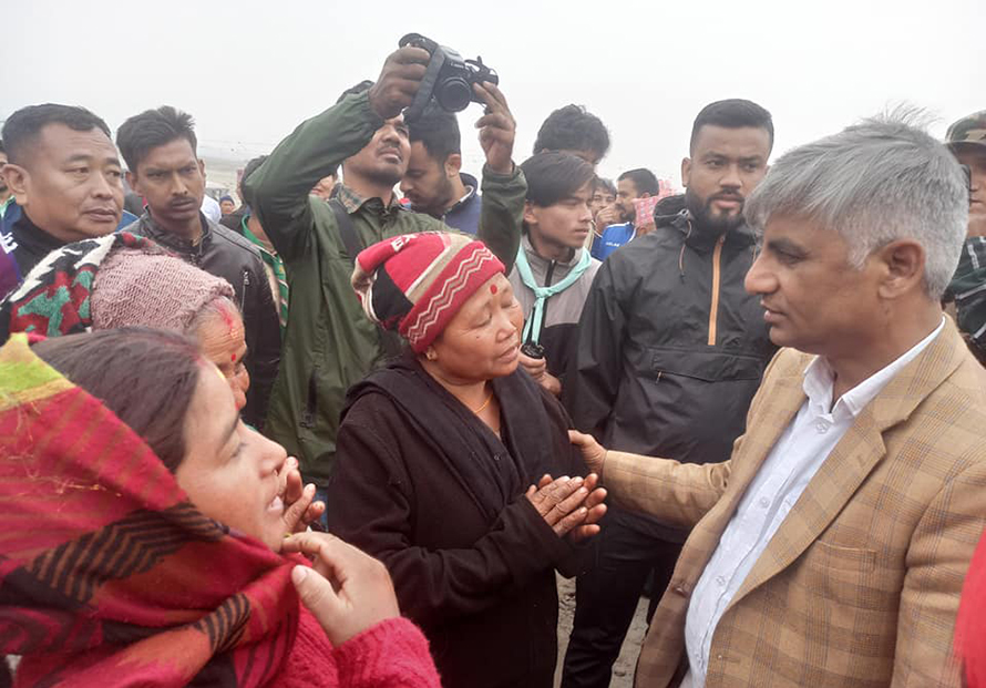 हात्ती र मानवबिचको द्वन्द्व घटाउन र समस्या पहिचान गर्न पदयात्रा गर्दै मुख्यमन्त्री कार्की