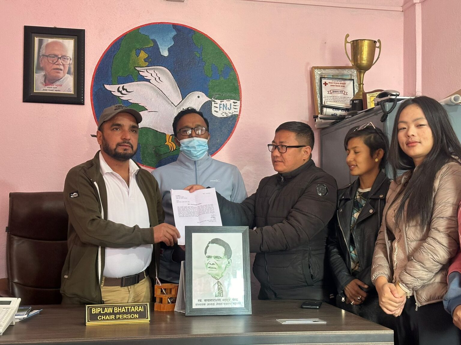 श्रेष्ठलाई पत्रकार महासंघको संस्थापक अध्यक्ष कायम गर्न माग गर्दै फोनिजको स्मरणपत्र