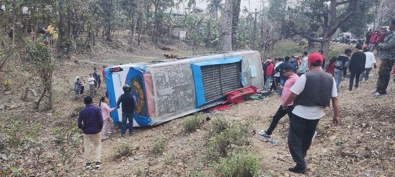 पिकनिक खाएर फर्किदै गरेको बस दुर्घटना, ७ जना घाइते