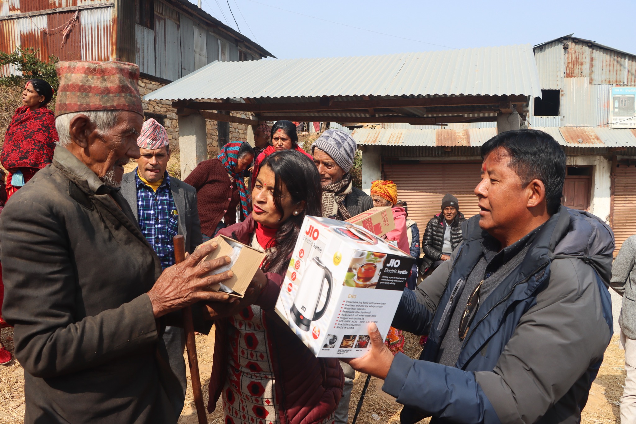 जाडोमा वृद्धहरुलाई पालिकाको उपहारः पानी तताउने क्यान र थर्मस