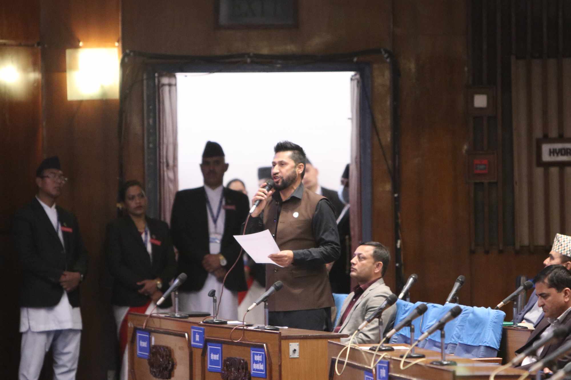 विवादित मन्त्रीहरुलाई संसदमा उभिएर जवाफ दिन के ले रोकेको छ ?–रवि लामिछाने