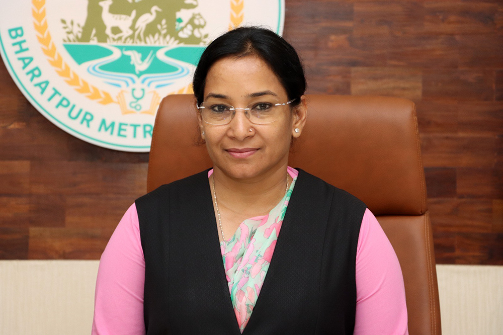 भरतपुर महानगरपालिकाकी मेयर रेनु दाहाल अवार्ड थाप्न लण्डन जाने