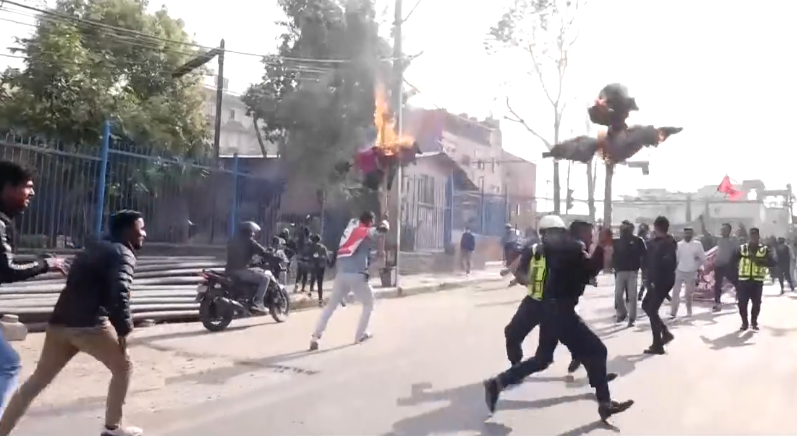 नेवि संघले जलायो गृहमन्त्री लामिछानेको पुत्ला