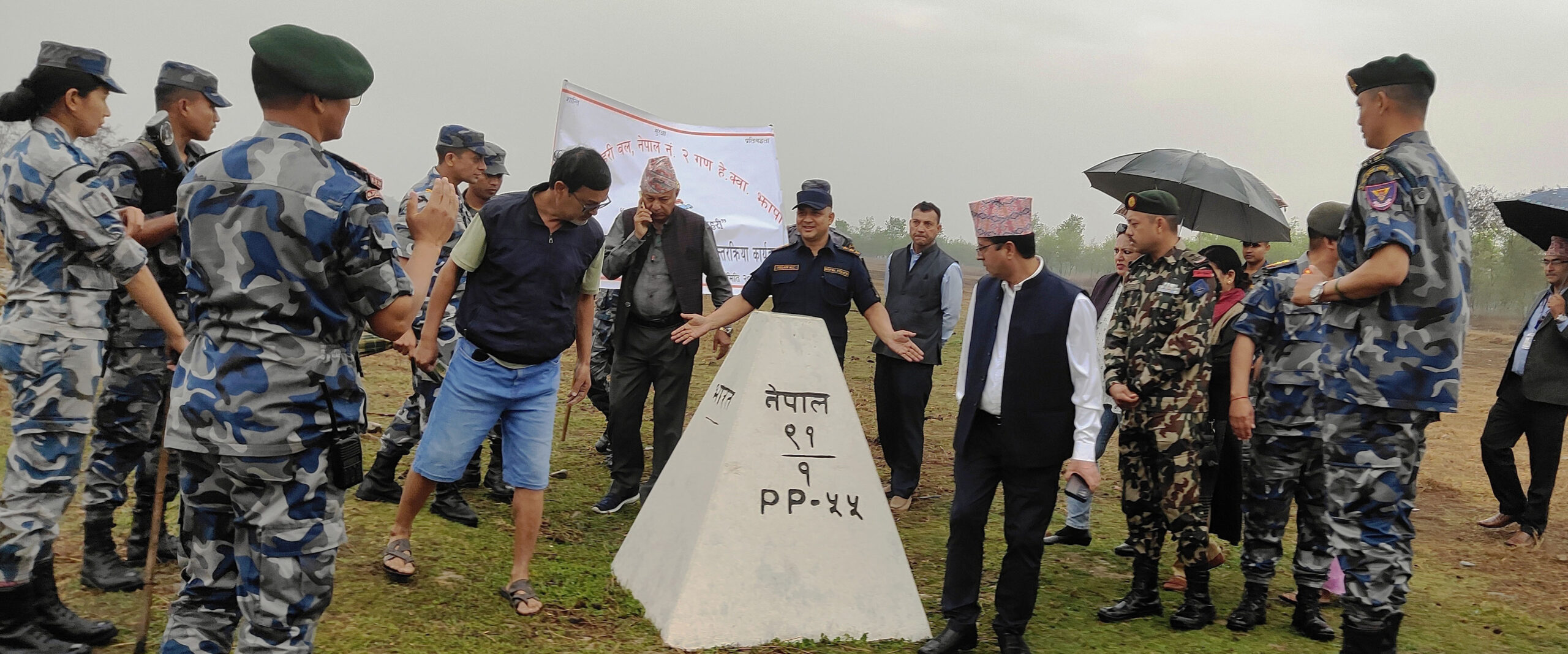 सीमा क्षेत्रका बासिन्दाको समस्या र गुनासा सुन्न पैदल यात्रा गर्दै प्रहरी