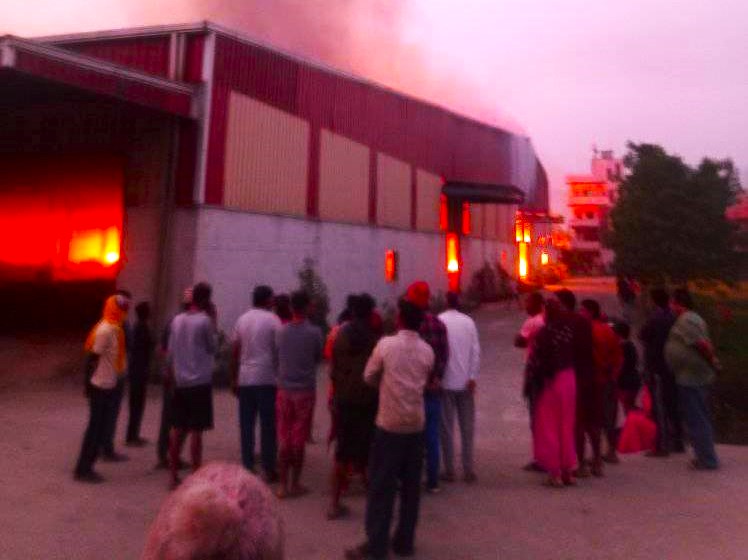  मेचीनगरस्थित भगवती लेमिनेट्स (प्लाइ) उद्योगमा भीषण आगलागी