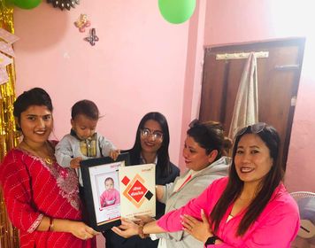 दमकका श्रीनयले आफ्नो पहिलो जन्मदिनमा पाए जीवन बिमा उपहार