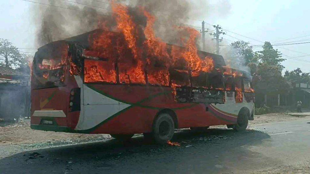 यात्रीलाई ठक्कर दिने बसलाई स्थानियद्वरा आगजनी