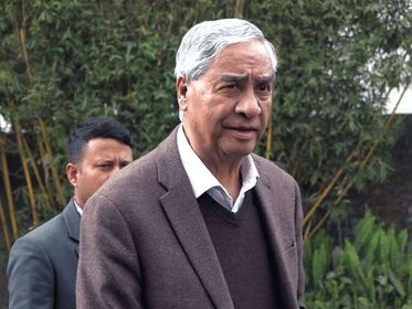 अध्यक्ष नेपाललाई भेट्न कोटेश्वर पुगे सभापति देउवा