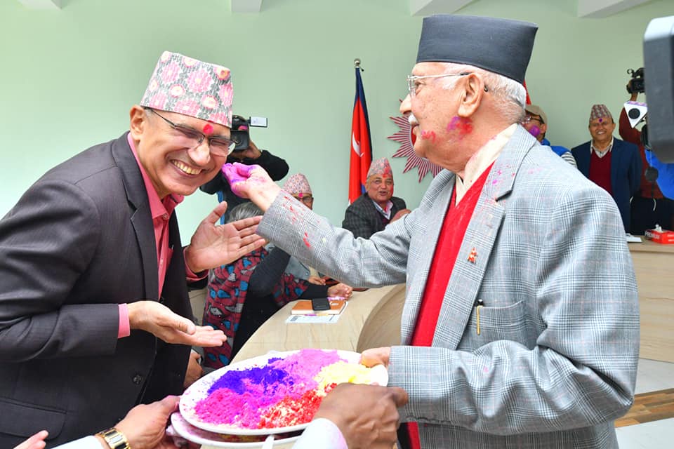 च्यासलमा एमाले नेताहरु होली मनाउदैँ (फोटो फिचर)