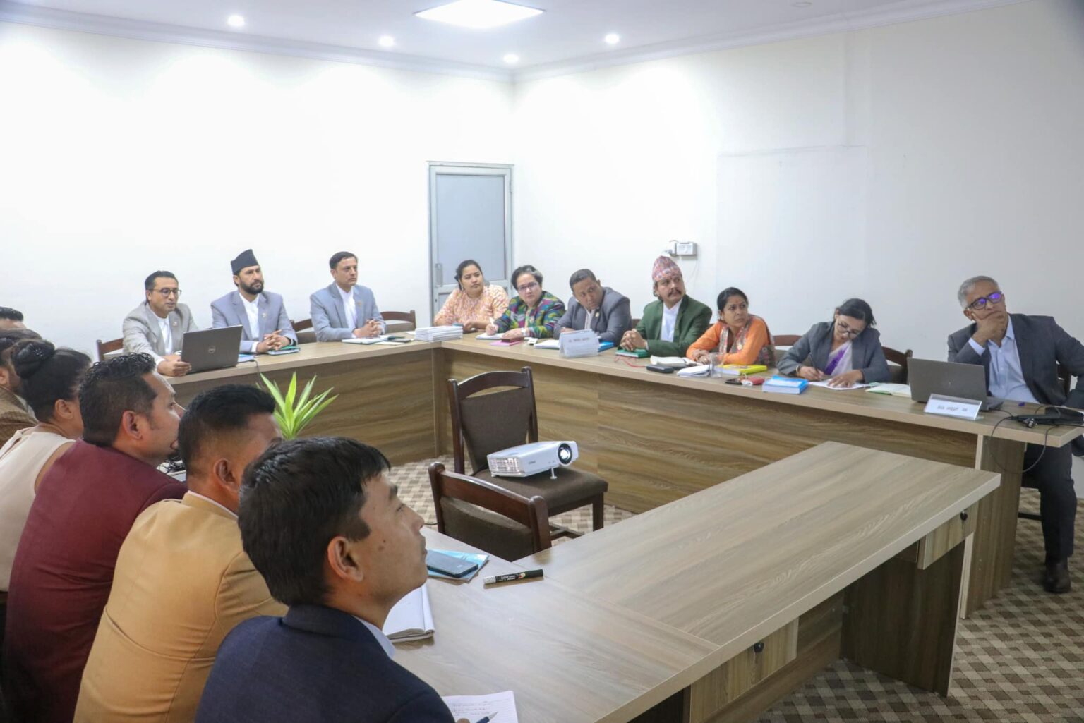 प्रधानमन्त्रीलाई विश्वासको मत दिन रास्वपाद्वारा ह्वीप जारी