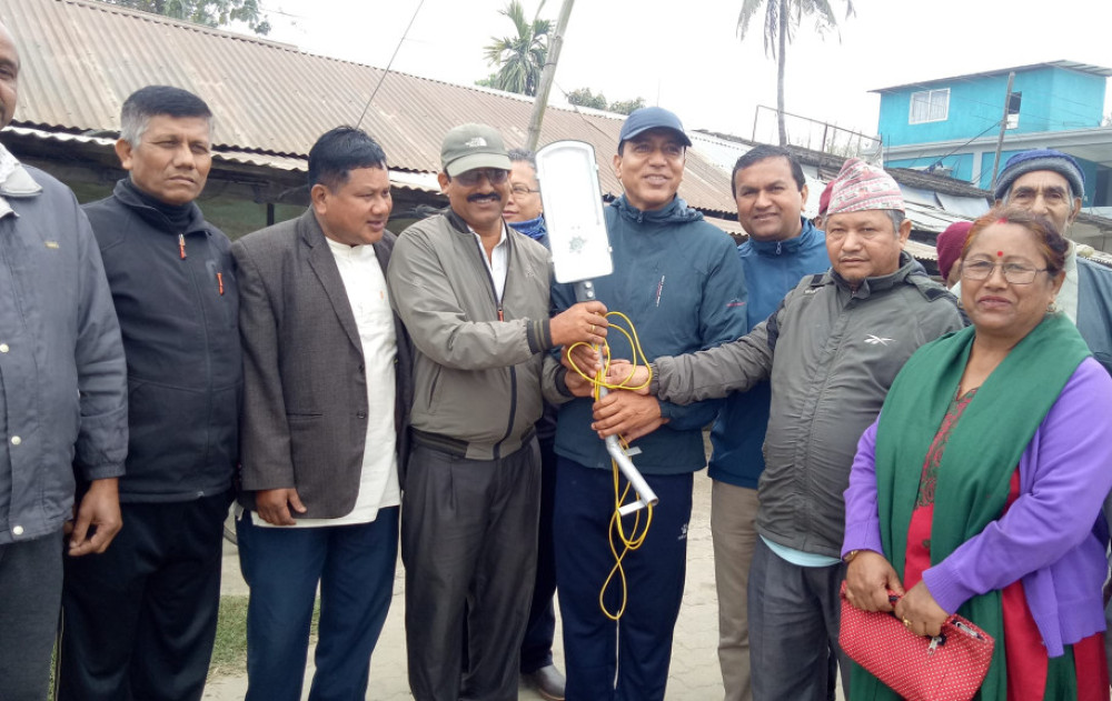 भद्रपुरलाई उज्यालो नगर बनाइँदै, ५ सय सेन्सर एलइडि लाइट जडान गरिँदै