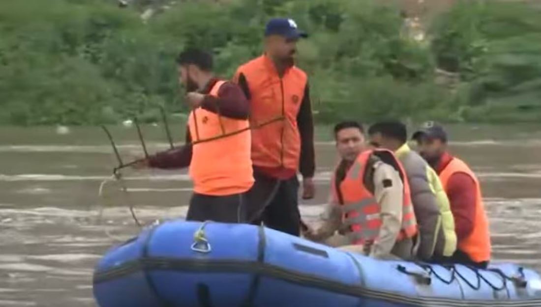 काश्मिरमा डुंगा पल्टिँदा १५ जना बेपत्ता