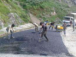 भद्रपुरबाट इलामको सलकपुर जोड्ने सडक कालोपत्रे हुँदै