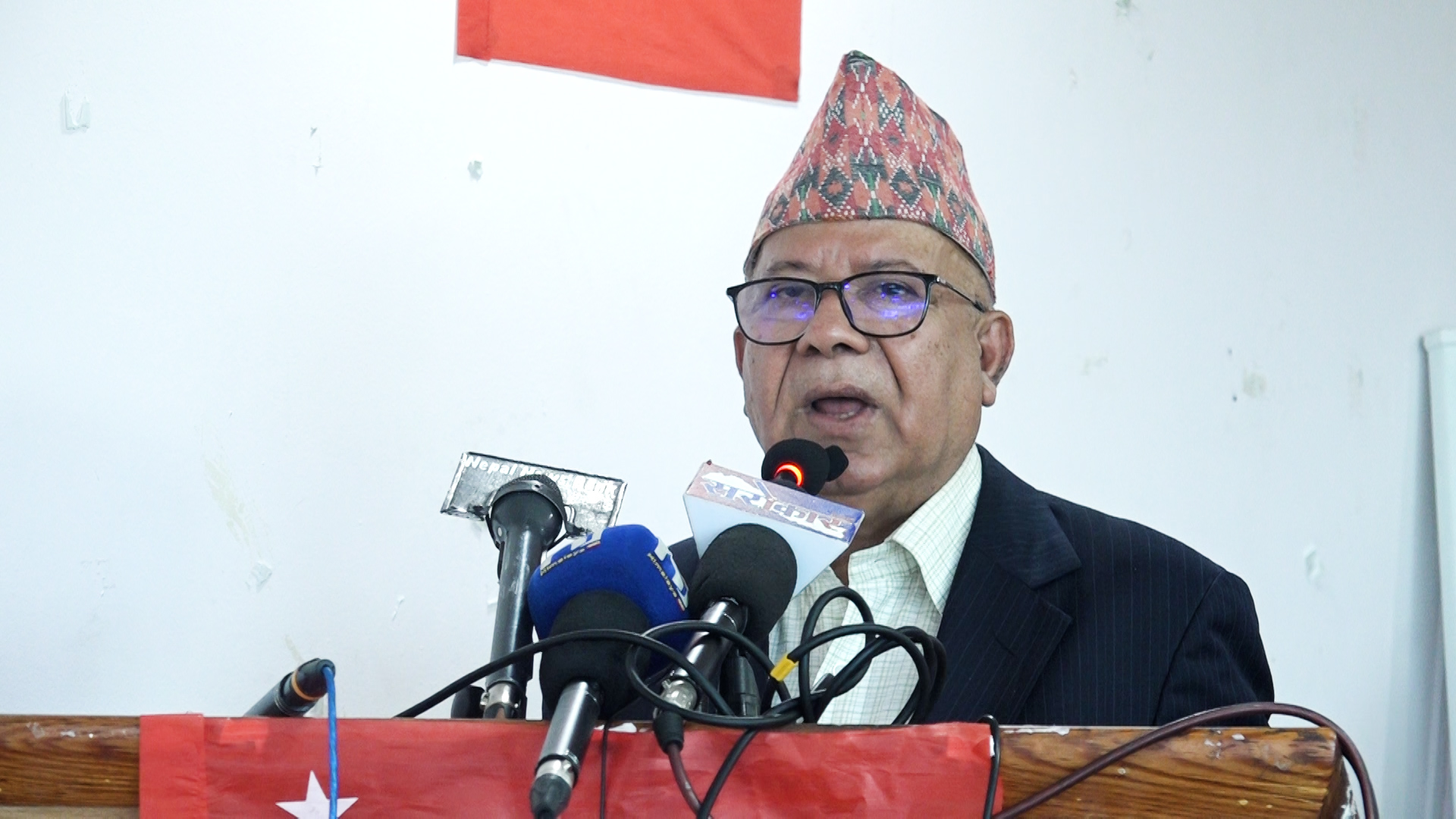 पूर्वराजा ज्ञानेन्द्रलाई माधवको चुनौती- आँट भए चुनाव जितेर प्रधानमन्त्री बनेर देखाउनुस्