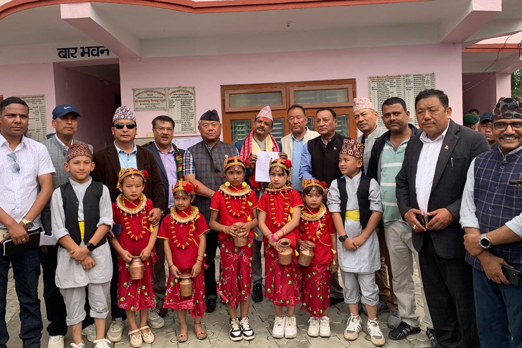 उपनिर्वाचनका लागि कांग्रेसका डम्बरबहादुर खड्काले उम्मेदवारी दर्ता गराए