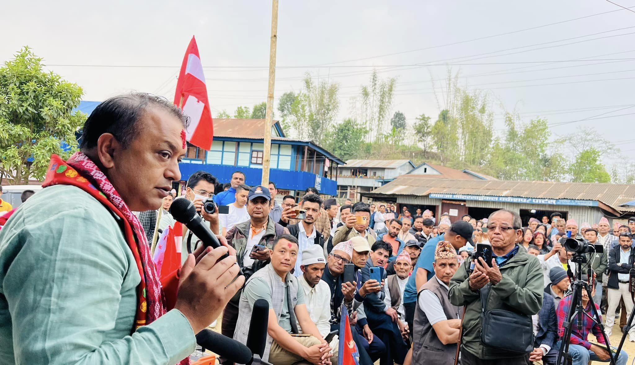 कांग्रेस महामन्त्री गगन थापा इलाम २ का गाउँ गाउँ घुम्दै