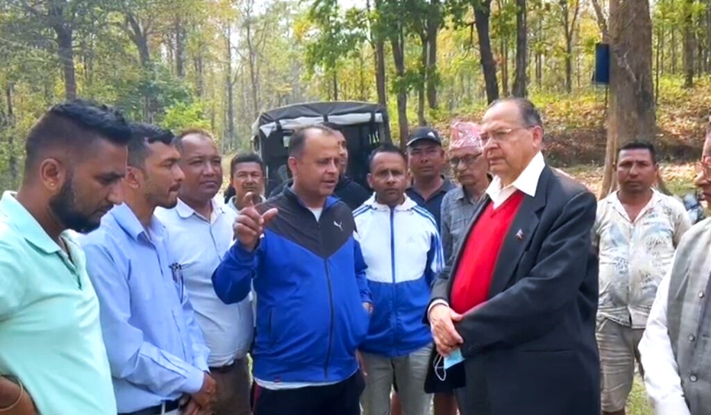 तीनघरे–शान्पिुर–झापा सडकको अवलोक गर्दै पूर्वप्रधानमन्त्री खनाल