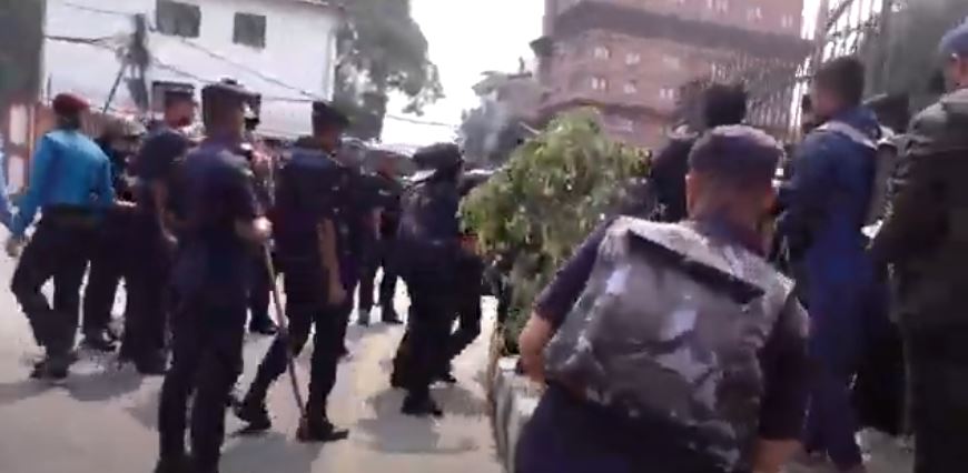 रुस–युक्रेन युद्धमा घाइते नेपालीका परिवारले गरे सिंहदरबार अगाडि प्रदर्शन