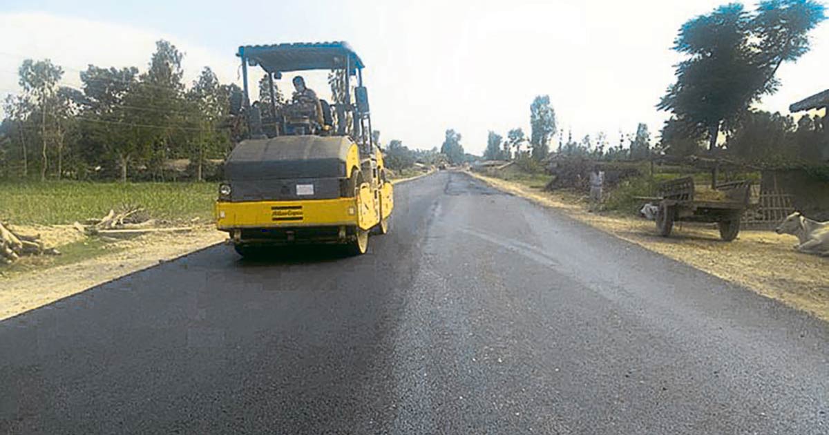 भारतकोे डिगलबैंक नाका जोड्ने सडक धमाधम कालोपत्र हुँदै