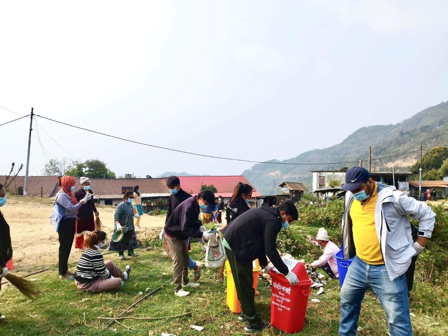 जीवन विकास स्वयमसेवक दिवसको अवसरमा पञ्चमी बजार सरसफाइ साथै डस्टबिन वितरण