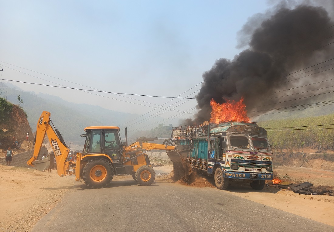केमिकल बोकेको ट्रकमा आगलागी