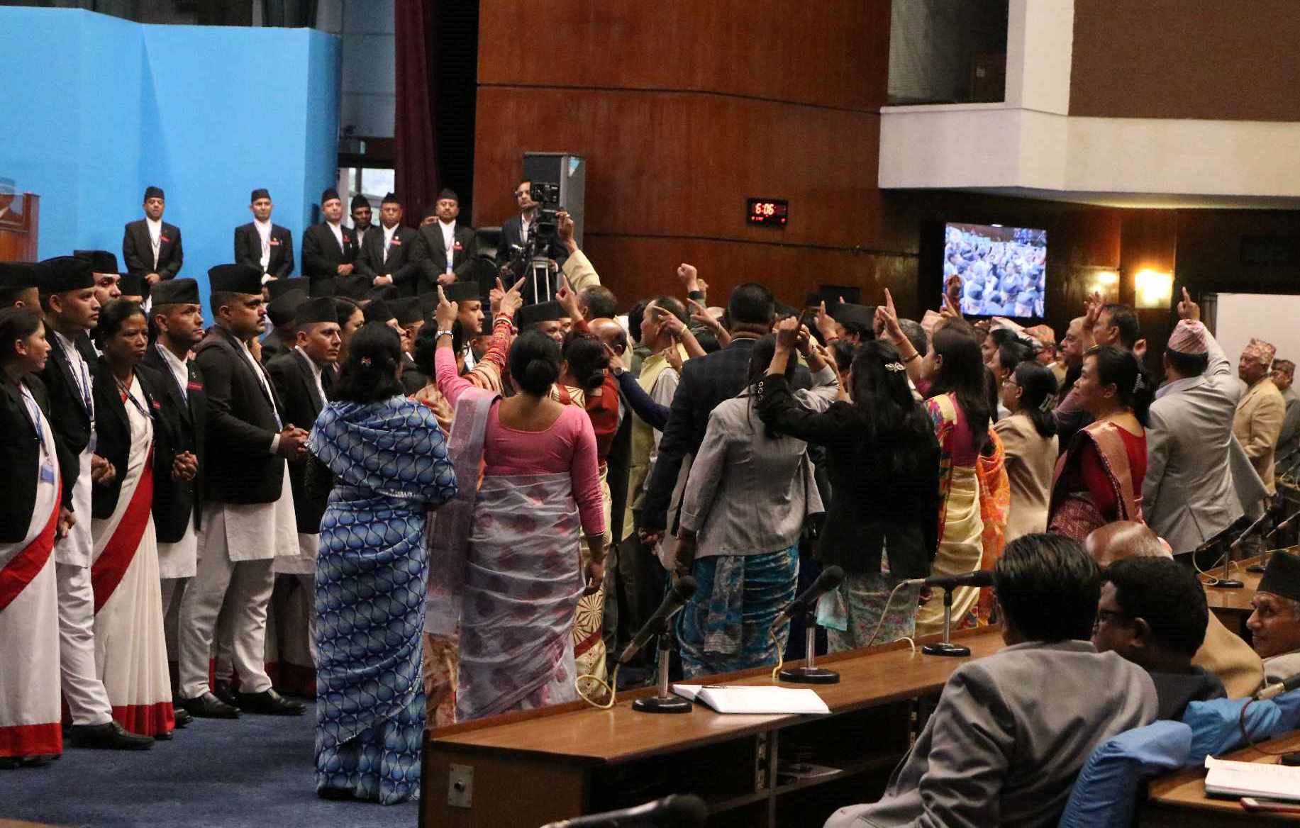 प्रचण्ड र ओलीसँग छलफल गर्दै सभामुख