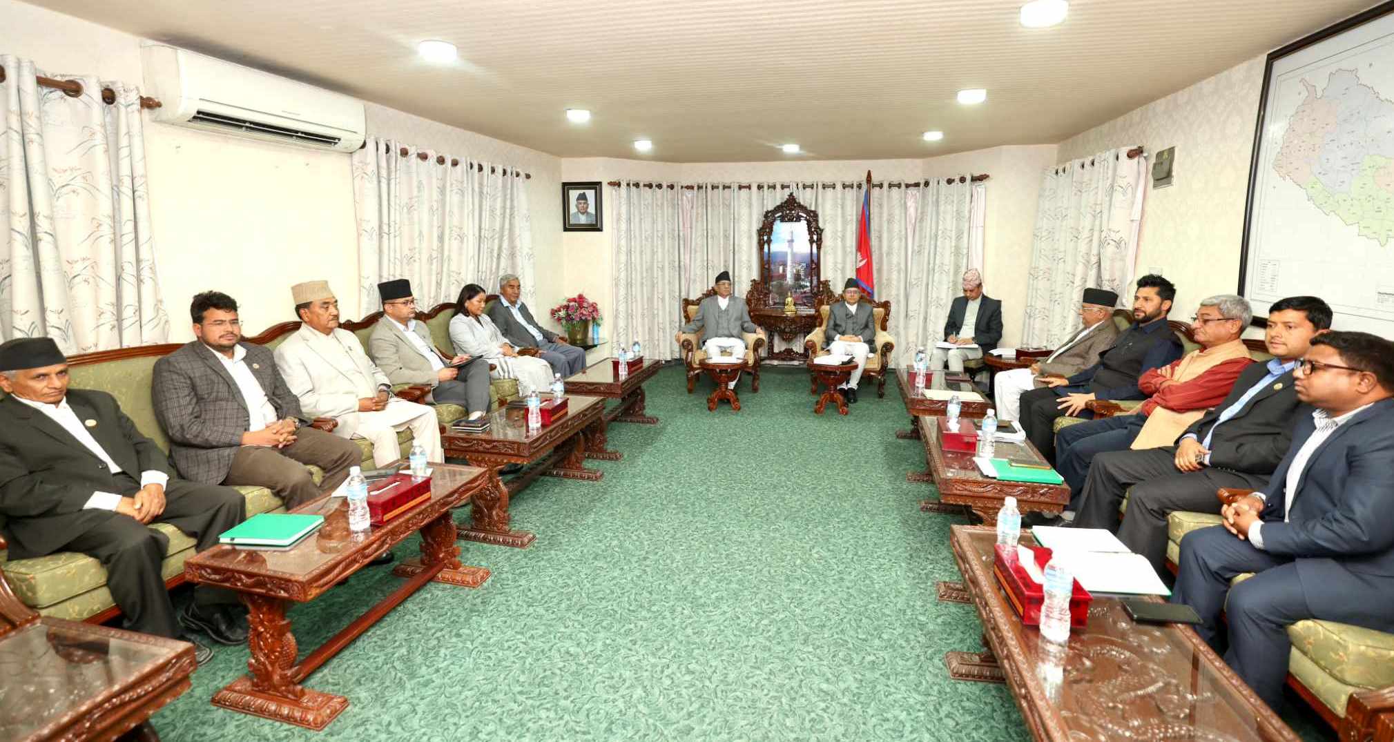 शीर्ष नेताहरुबीच बैठक सुरु