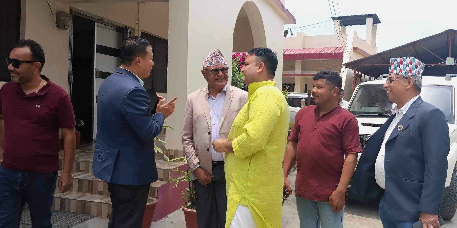 कोशी प्रदेशका एमाले र माओवादी नेताहरू प्रदेश प्रमुखको कार्यालयमा