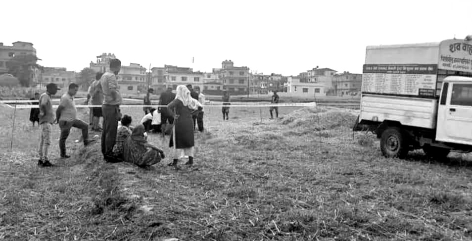 बिर्तामोडमा परालको थुप्रोमा एक बेवारिसे शव फेला