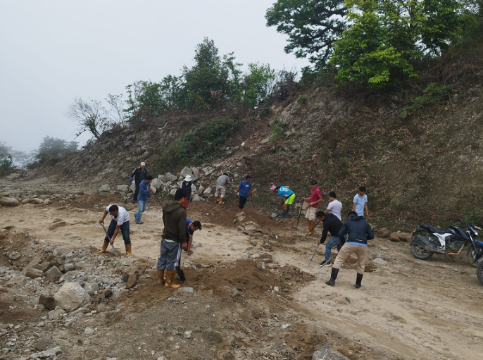 श्रमदानमा जुट्दै माङसेबुङबासी