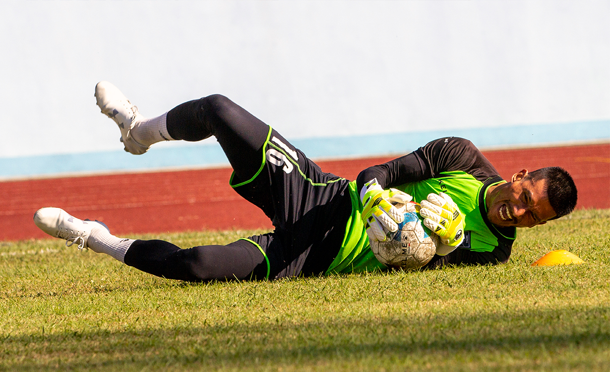 देशका लागि कीर्तिमानी १००औं खेल खेल्दै कप्तान किरण