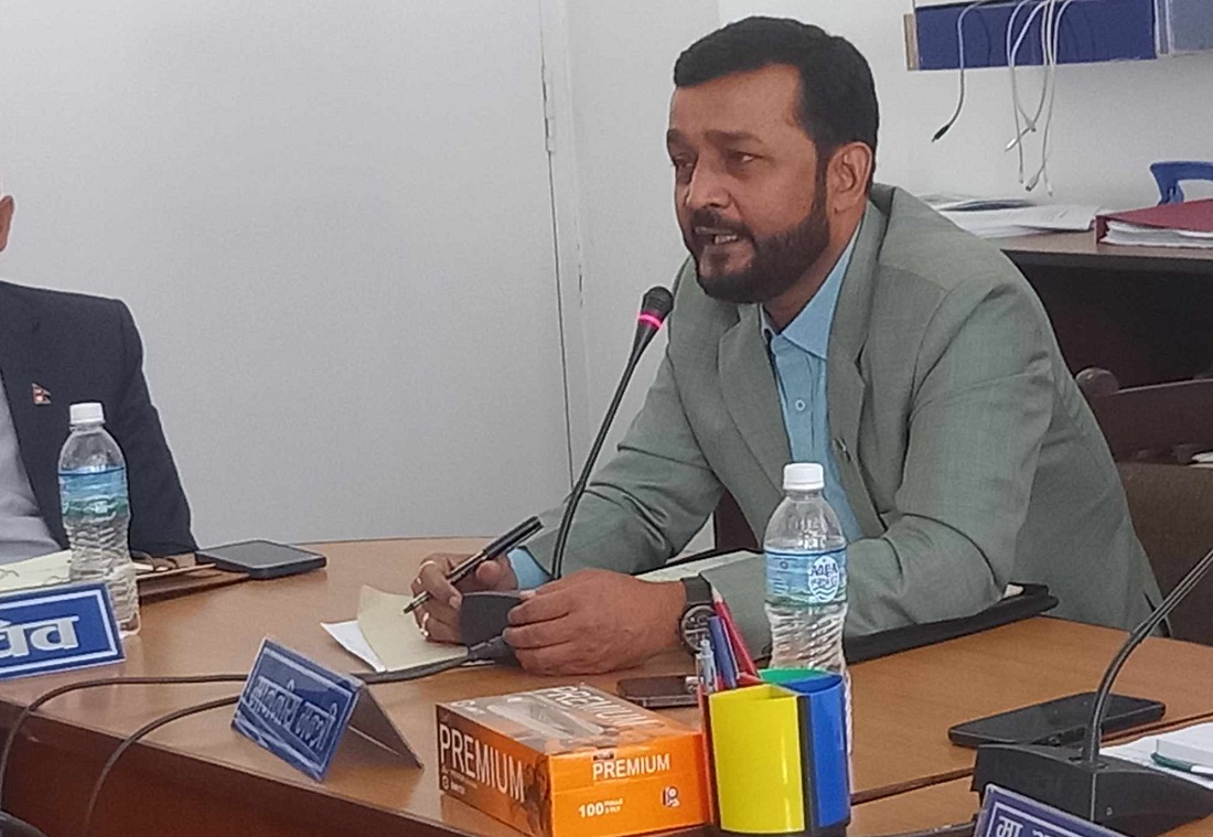 कर्मचारीमाथि अनुगमन गरी कारबाही प्रक्रियाअघि बढाउने स्वास्थ्यमन्त्री यादवको चेतावनी