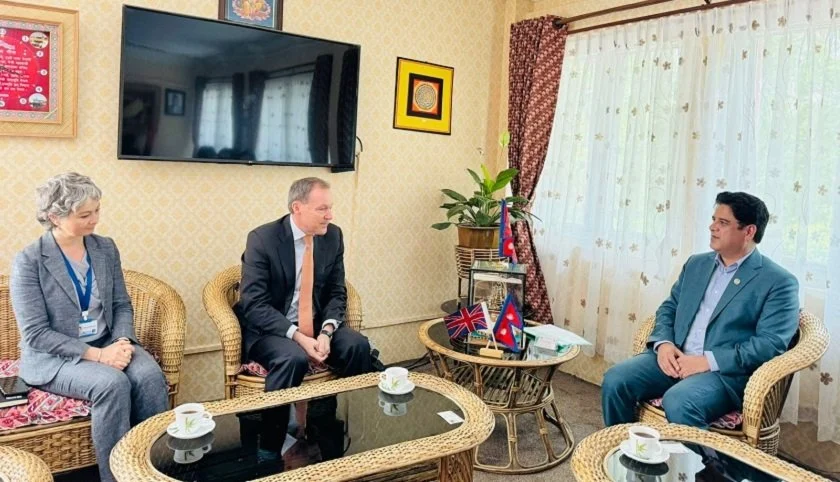 उद्योग, वाणिज्य तथा आपूर्तिमन्त्री दामोदर भण्डारी र बेलायती राजदूत फेनबिच भेटवार्ता