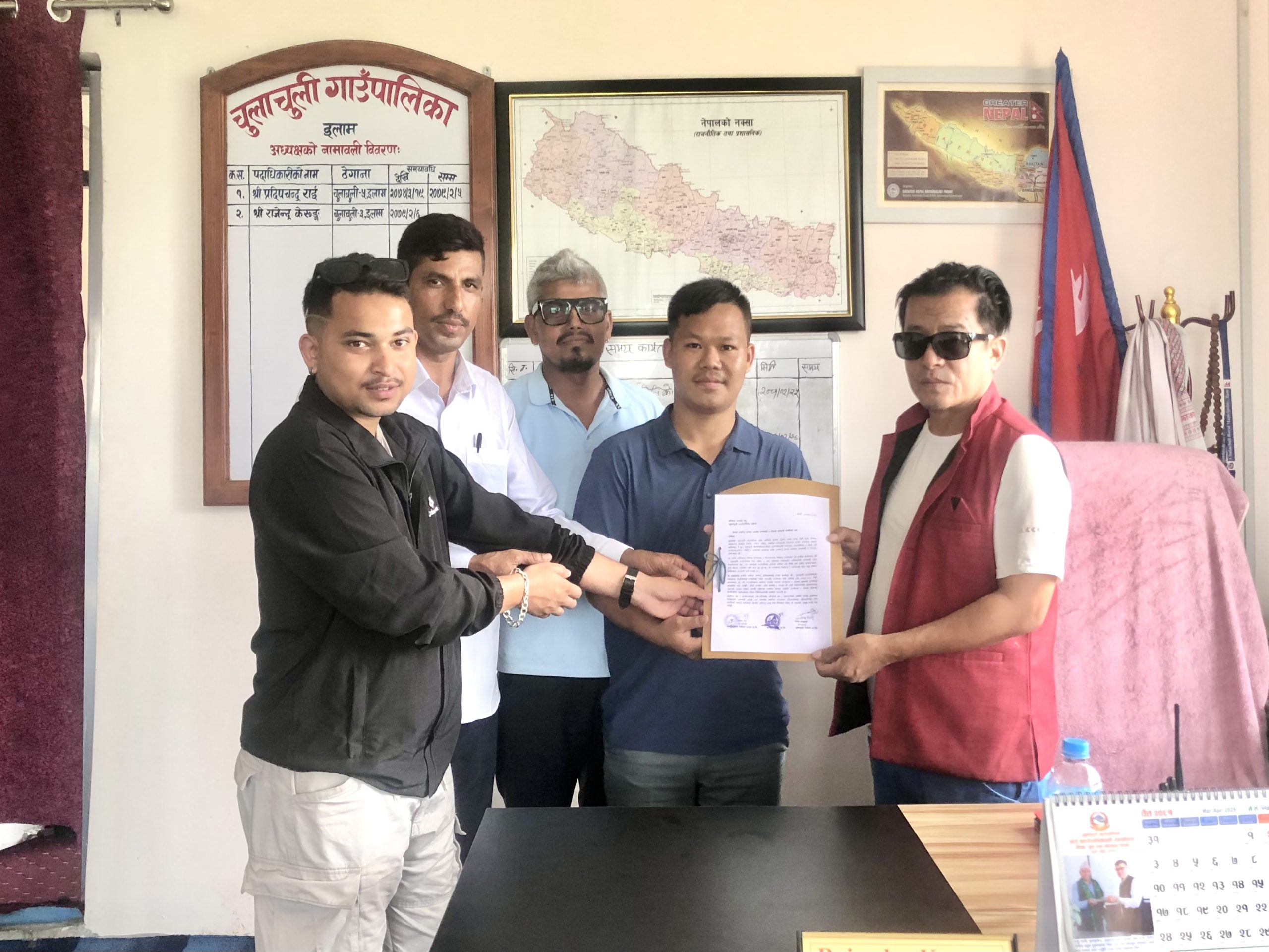 स्थानिय मिडियालाई संरक्षणको माग गर्दै चुलाचुलीका अध्यक्ष केरुङलाई ज्ञापन पत्र